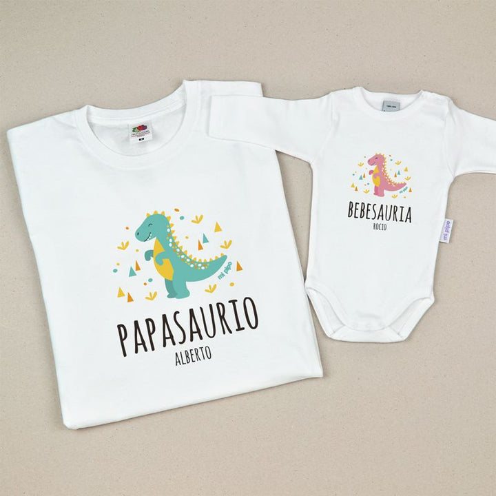 Pack 2 Prendas Papasaurio (Nombre), Bebesauria/Hijasauria (Nombre)