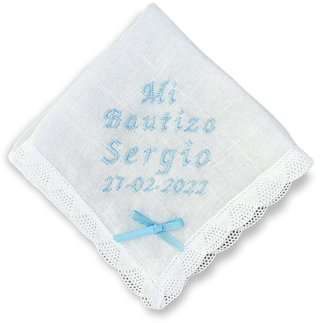 Pañuelo o toalla de bautizo bordado con el nombre
